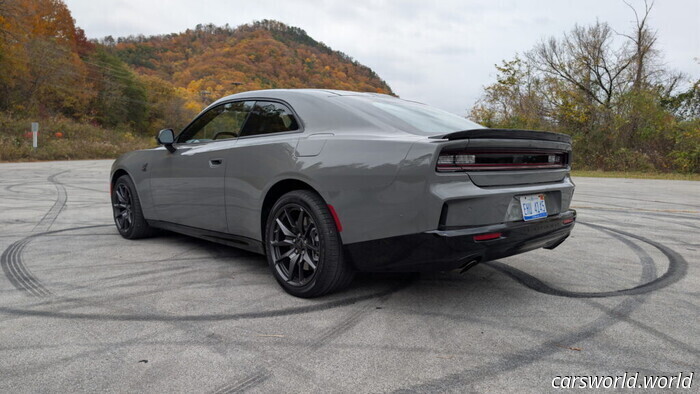 2026 Dodge Charger Sixpack suena apagado pero se conduce mejor de lo que piensas | Reseña | Carscoops